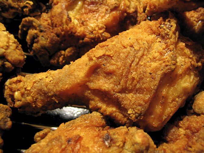 English: Several pieces of fried chicken.