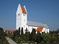 Gauerslund Kirke, der fungerer som byens kirke.