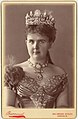 1882: Emma met de Van Kempen-parure. Aan haar collier de Stuart-diamant.