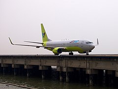 真航空的波音737-800型客机在澳门国际机场滑行