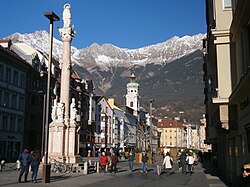 Innsbruck - Un angolo della città sullo sfondo delle sue montagne