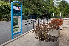 Le parvis de la gare et l'abri à vélos.