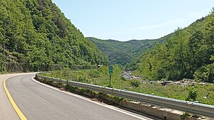 영덕군 지품면 낙평리의 국도 제34호선과 영덕 16 km 표지