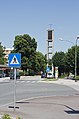 Karl-Punzer-Straße mit Turm der Neuen Pfarrkirche. Rechts: Hans-Wagner-Straße