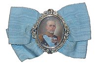 Een voor een dame opgemaakt portret in diamanten van Gustaaf V van Zweden aan het lint van de Serafijnenorde.
