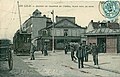 Tramway de l'Est parisien aux Lilas, pour la Place de l'Opéra. On voit clairement l'aubette en maçonnerie de briques, ancêtre des abribus actuels