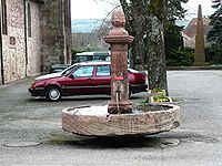 Ancienne  fontaine à côté de l'église