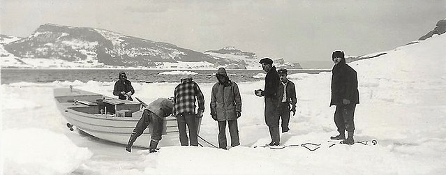 Les gens de l'île Bonaventure, à Percé pour se ravitailler, dans les années 1940. Bateau de type Doris.