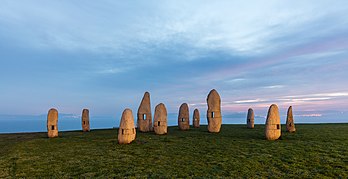 Menires pela Paz, Campo da Rata, Corunha, Espanha. O conjunto escultórico, criado em 1994, é obra do artista Manolo Paz. Cada um dos doze menires tem aberto no centro uma janela, criada para oferecer diferentes vistas do campo e da baía quando se olha através dela. (definição 8 688 × 4 467)