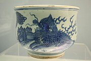 एक समुंदर के किनारे के ड्रैगन, मिंग राजवंश का चित्रण करने वाला कप