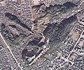 城山の周辺の航空写真。右下には市街地が見える[10]。