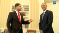 השחקן והחקיין אִימַאן קְרוֹסוֹן, לצד נשיא ארצות הברית לשעבר, ברק אובמה, במהלך הסרטון ההומוריסטי שפורסם ביוטיוב, שנועד לקדם את חוק הגנת החולה וטיפול בר השגה- ביוזמת ממשל אובמה ("ObamaCare").