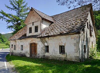 Slika:Osrednjedolenjska delavsko-kmečka hiša z mansardo.jpg