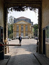 Au no 57 l'entrée du Muséum et du Jardin des plantes, avec vue sur l'hôtel de Magny.