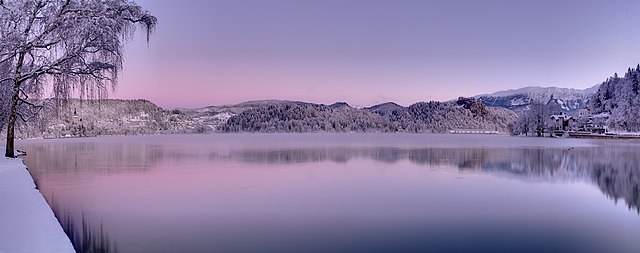 Зимска панорама Бледског језера, Словенија.