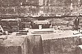 1905-ös fénykép a szarkofágot körülvevő kőtömbökről