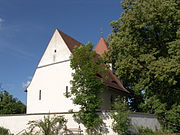 Pretzdorf, Bäume an der Kirchenmauer