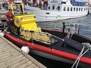 Rescue Georg Lysell under Sjöräddningens dag på Smögen, med M/S Soten i bakgrunden