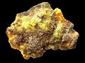 Rutherfordin (dunkelbeige), Billietit (orange) und Uranophan (gelb) aus der Shinkolobwe Mine, Katanga, Demokratische Republik Kongo (Größe: 2,5 cm × 2,0 cm × 0,7 cm)