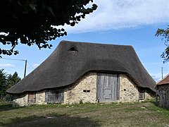 La grange ovale de l'ensemble rural de la Rivière.