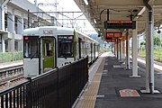 新白河駅6番線ホームに停車中の折り返し黒磯行きのキハ110系。