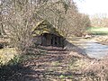 Le lavoir encadré par l'Ouanne à droite et le chenal à gauche