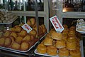 A la derecha, rosquillas de Alcalá, una variante de rosquillas listas.