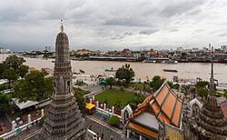 Khu vực xung quanh Wat Arun (ảnh chụp từ Prang của Wat Arun), nhìn qua sông Chao Phraya là Tha Tian phường của Phra Nakhon