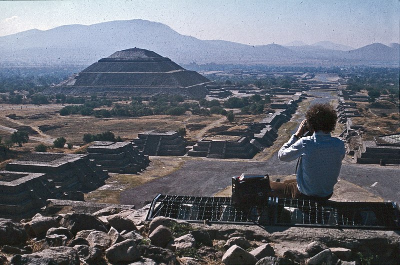 文件:Teotihuacan-04-von Mondpyramide zur Sonnenpyramide-1980-gje.jpg