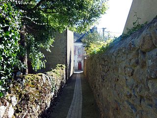 Venelle des Guinche bordée de murs en pierre