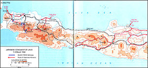 Kartta liittoutuneiden puolustuslinjoista (sinisellä) ja japanilaisten liikkumisesta (punaisella) Jaavalla vuonna 1942.