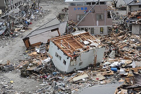 An upended house is among the debris in Ofunato, Japan. slika: U.S. Navy.