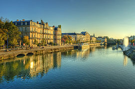 La Meuse et le Mess des Officiers.