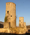 Überreste von Fort Rumigny und Fort Rubamprèz, der Ravelin Rham mit seinem Graben und seinem preußischen Pulvermagazin, der Kaponniere und das Pulvermagazin im Felsen sowie die Wenzelsmauer mit den Türmen und das alte Trierer Tor (Jakobsturm)