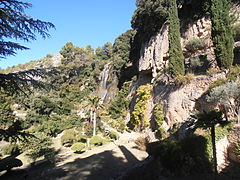 La cascade dans un paysage végétal