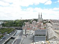 Vue vers le nord-est depuis le toit du donjon, notamment sur la Sèvre niortaise, les halles et l'église Saint-André.