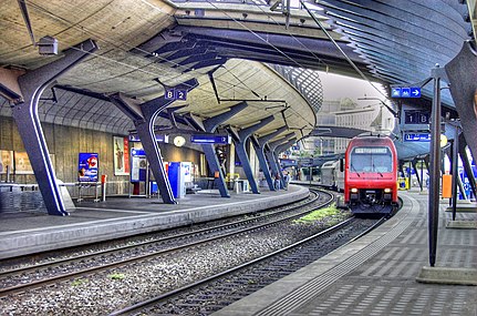 Zürich Stadelhofenin rautatieasema, Zürich. Sveitsi (1983–90).