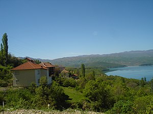 Влезот на селото Горенци од север со поглед на Дебарското Езеро кон запад