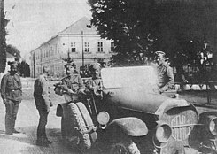 Брусилов и вел. кн. Георгий Михайлович во время Великого отступления перед штабом армии, лето 1915