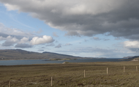 Loch Eriboll vanaf de oostelijke oever en Eilean Choraidh met Laid en Portnancon aan de overzijde