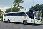 21 Bus Khusus Penumpang Kapal Milik Perum DAMRI trayek Tanjung Perak - Purabaya terparkir di depan Terminal Penumpang Gapura Surya Nusantara Pelabuhan Tanjung Perak (cropped).jpg