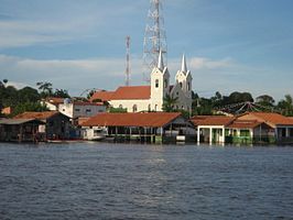 Katholieke kerk Santo Antonio in het centrum van Alenquer gezien vanaf de rivier de Paraná do Alenquer, een zijarm van de Amazone