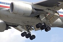 飞机腹部部分。发动机、展开的起落架和成角度的控制襟翼之近距离视图。