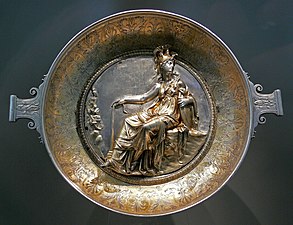 Coupe à l'emblema hellénistique d'Athéna, 150-100 AEC. (Coupe: 30-1 AEC, d'un service de table romain). Trésor d'Hildesheim. Altes Museum, Berlin.