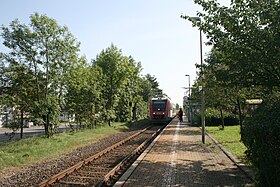 Ansicht des Gleises von Norden mit Zug der Odenwaldbahn.