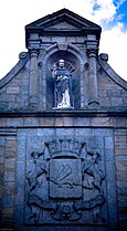 Statue de St Vincent Ferrier et blason de la ville surmontant la porte Saint-Vincent.