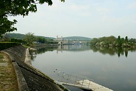 Le pont de Bonnières sur le bras principal de la Seine.