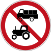 禁止某兩種車駛入（圖為拖拉機與貨車）