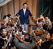 Carlo Savina dirigeant l'orchestre symphonique national de la RAI en 1956