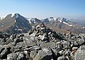 Blick vom Gipfel des Càrn nan Gobhar zum Sgùrr a’ Choire Ghlais (links), Creag Ghorm a’ Bhealaich (Mitte) und Sgùrr Fhuar-thuill (rechts)